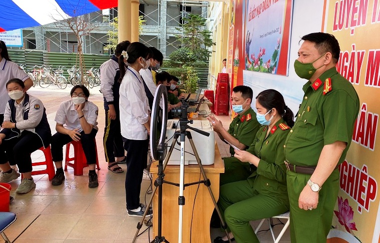 Công an quận Hồng Bàng đẩy mạnh công tác cấp CCCD cho học sinh THCS